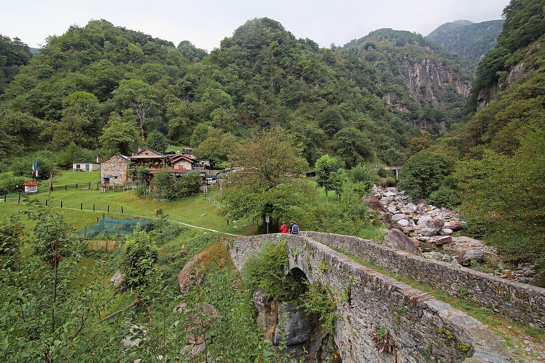 Alte Steinbrücke und Crotto Dangri, Livo bei Gravedona, Lombardei, Italien