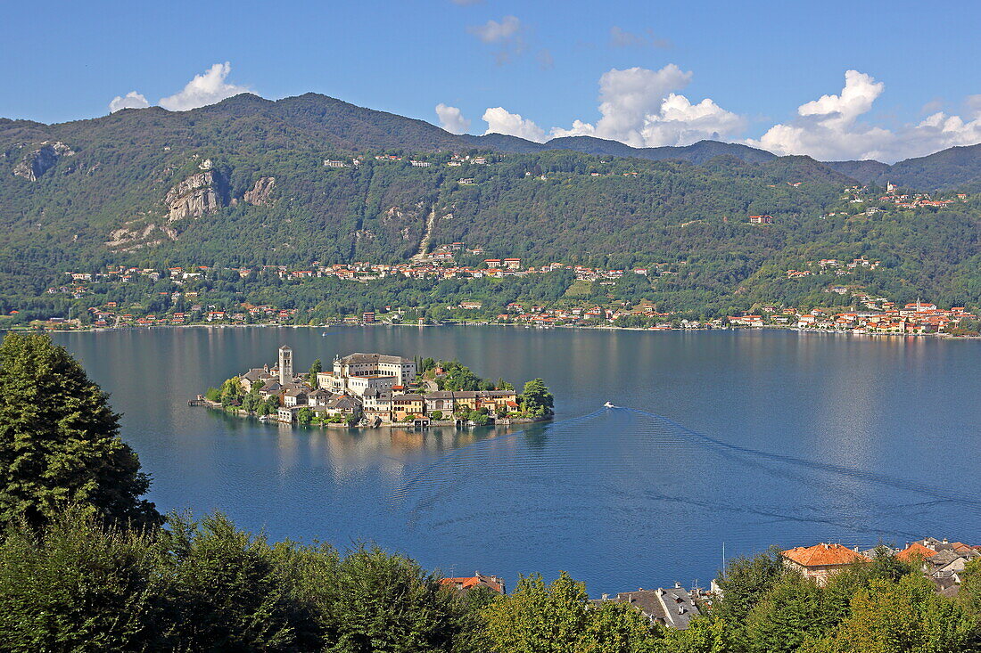 Isola San Giulio im Ortasee mit der Basilika di San Giulio und der Abtei Mater Ecclesiae, Piemont, Italien