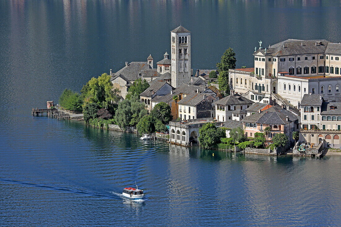 Isola San Giulio im Ortasee mit der Basilika di San Giulio und der Abtei Mater Ecclesiae, Piemont, Italien