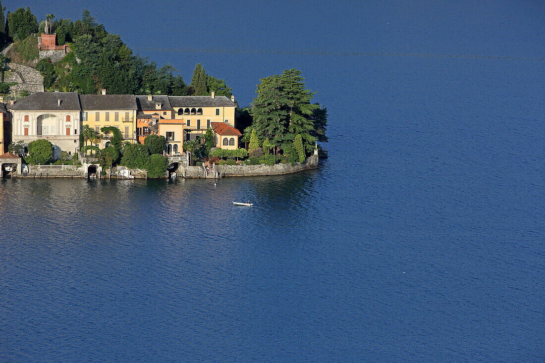 Häuser an der Nordspitze der Isola San Giulio im Ortasee, Piemont, Italien