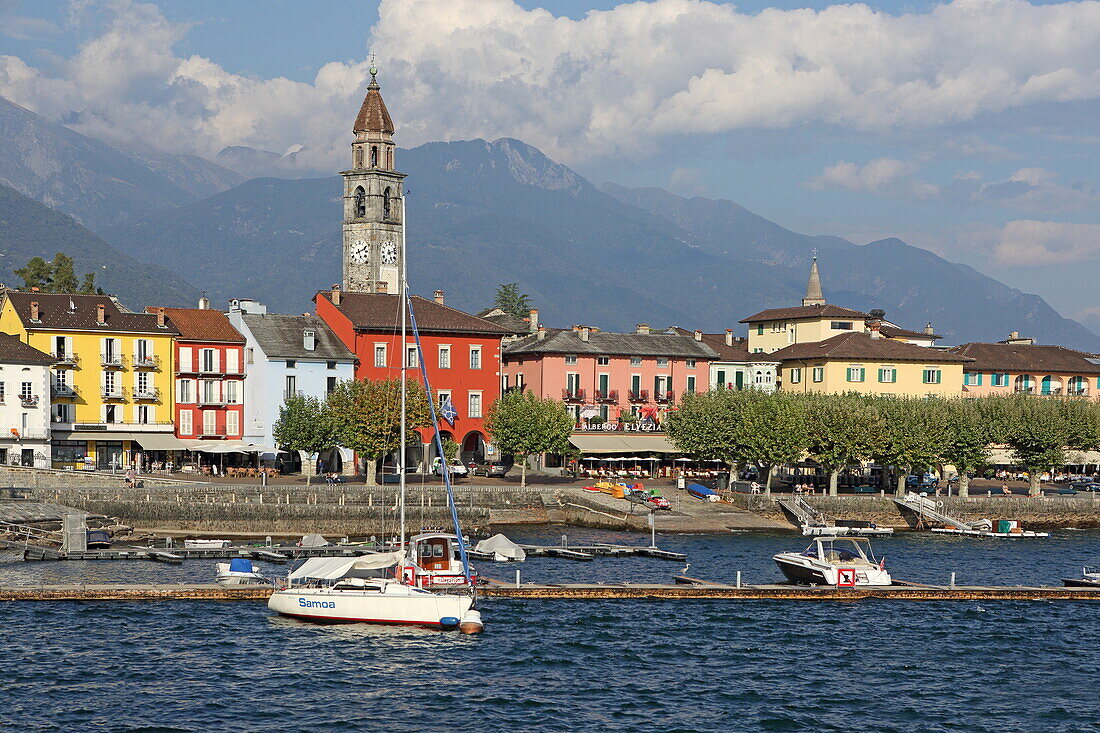 Blick auf die Seepromenade in Ascona, Lago Maggiore, Tessin, Schweiz