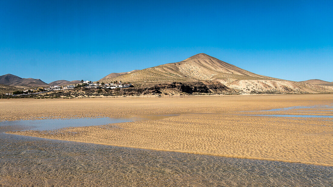 Playa de Sotavento de Jandía, sandy beach, surfers, waves, Canary Islands, Spain,