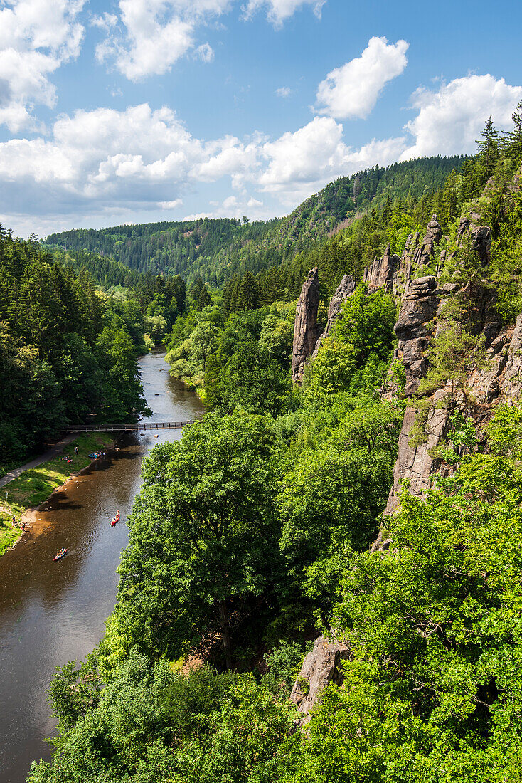 Hans-Heiling-Felsen am Fluss Eger zwischen Karlsbad und Loket, Westböhmen, Tschechische Republik