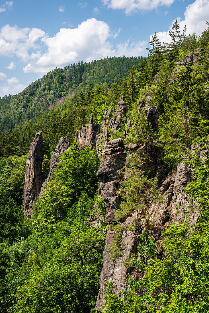 Hans-Heiling-Felsen am Fluss Eger zwischen Karlsbad und Loket, Westböhmen, Tschechische Republik