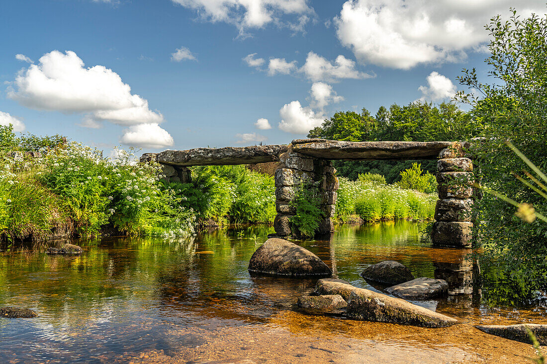Die mittelalterliche Steinplattenbrücke Clapper Bridge in Postbridge, Dartmoor, Devon, England, Großbritannien, Europa 