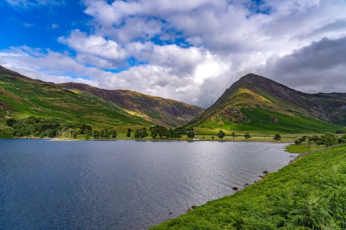 Landschaft am See Buttermere im Lake District, England, Großbritannien, Europa 