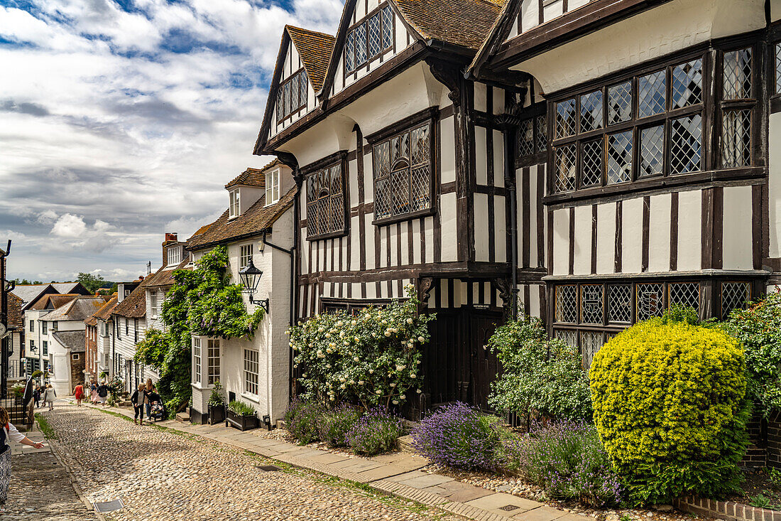 Mermaid Street mit Kopfsteinpflaster in der Altstadt von Rye, East Sussex, England, Großbritannien, Europa  