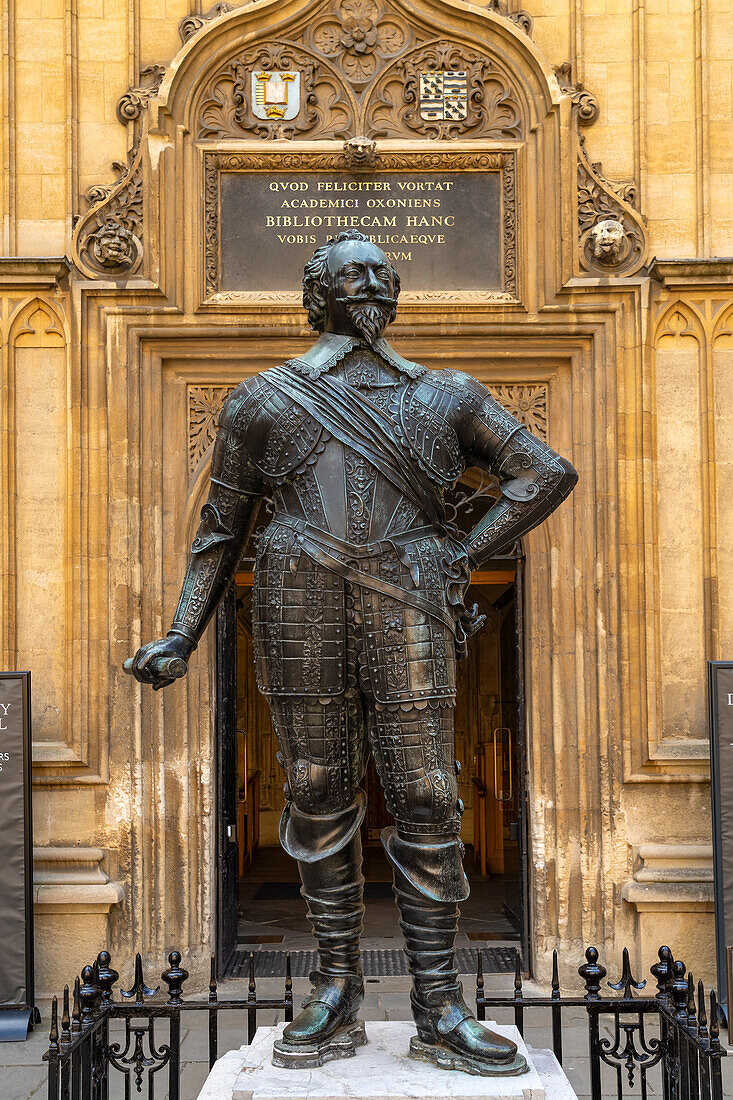 Statue von William Herbert, Earl of Pembroke im Innenhof der Bodleian Library, Universität Oxford, Oxford, Oxfordshire, England, Großbritannien, Europa
