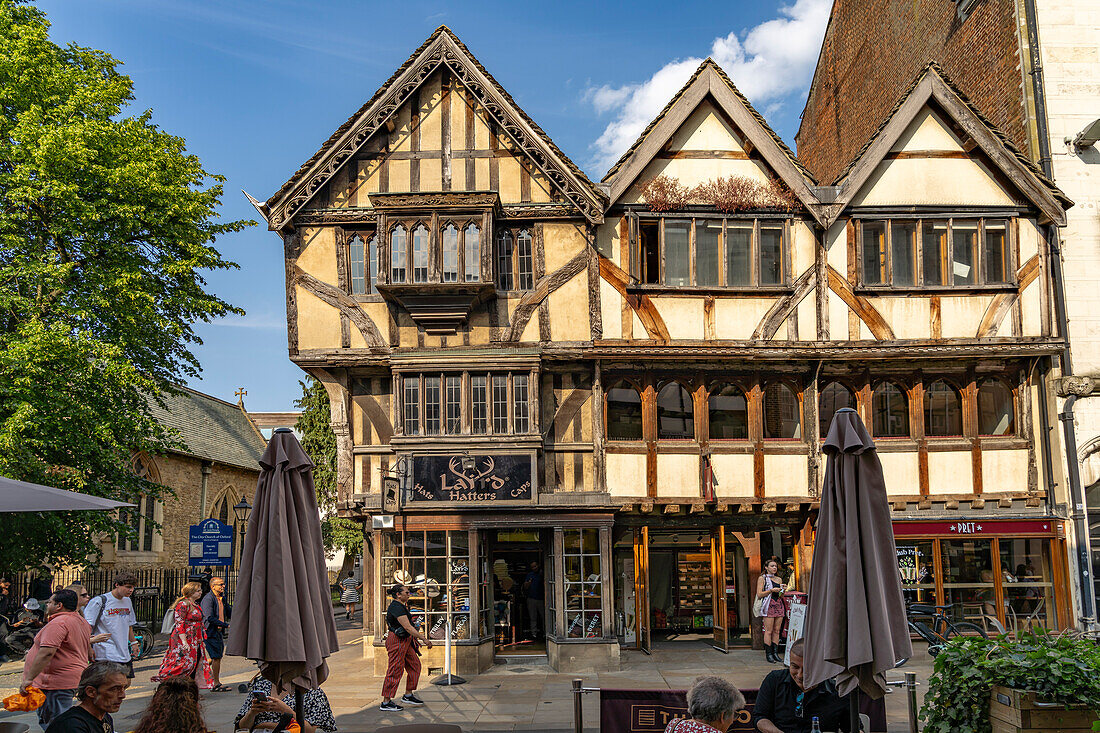 Fachwerkhaus mit Hutgeschäft Laird Hatters an der Cornmarket Street in Oxford, Oxfordshire, England, Großbritannien, Europa 
