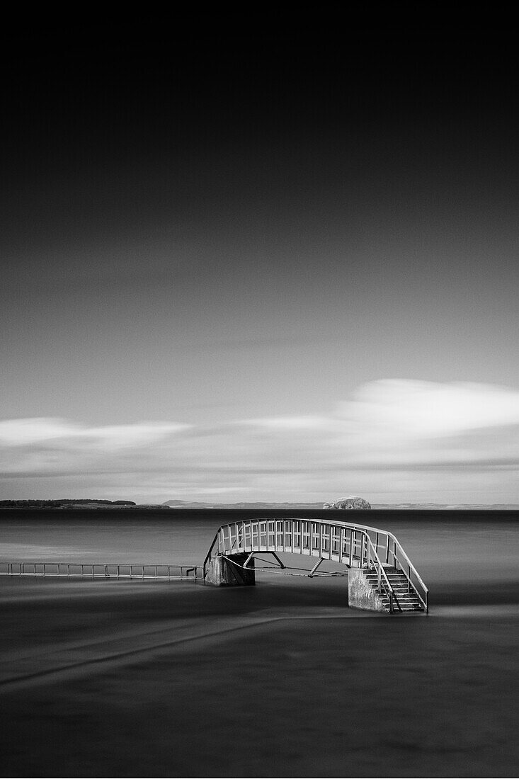 Blick auf eine Brücke am Strand bei Flut, East Lothian, Schottland, Vereinigtes Königreich