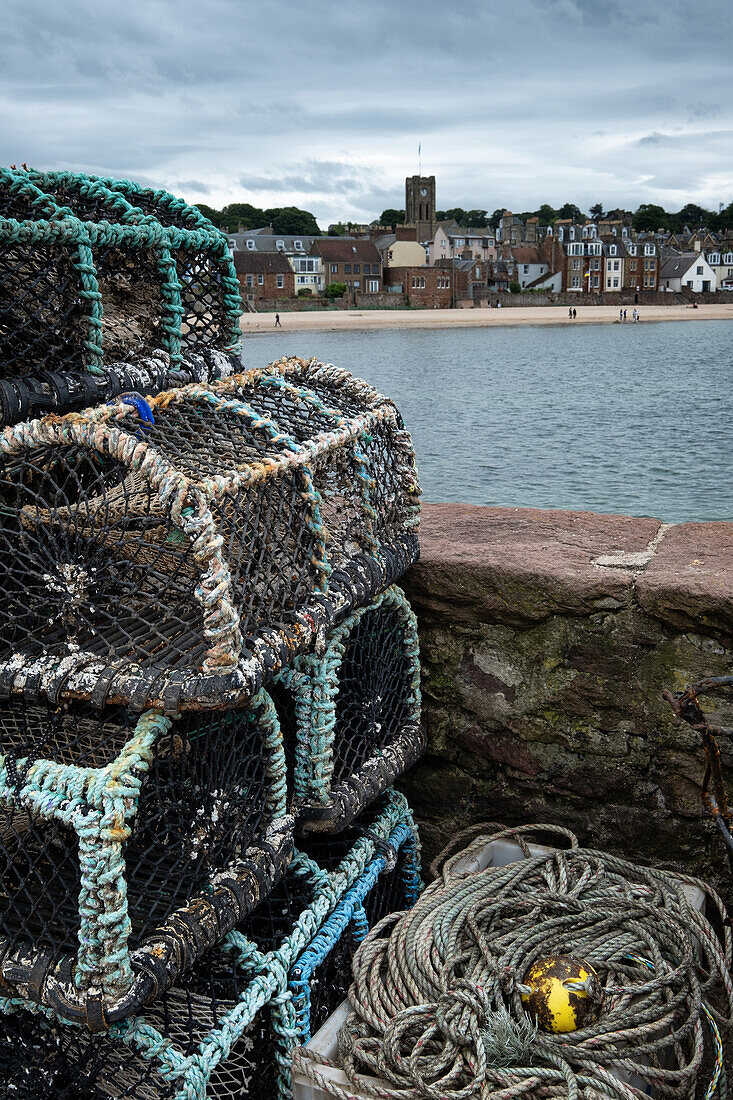 Blick auf North Berwick mit Hummerkoerben im Vordergrund, East Lothian, Schottland, Vereinigtes Königreich