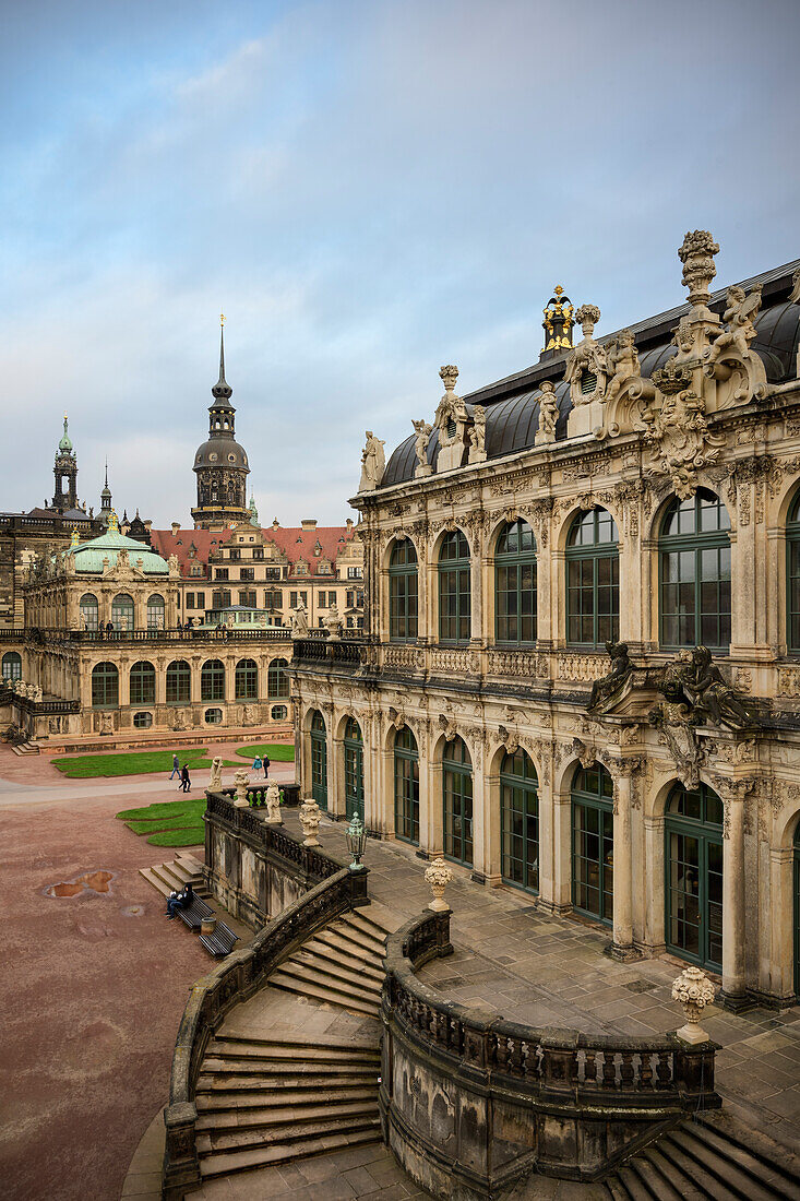 Blick über Dresdner Zwinger hin zum Grünes Gewölbe und der Kathedrale Sanctissimae Trinitatis, Dresden, Freistaat Sachsen, Deutschland, Europa