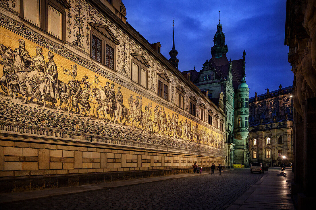 Außenmauer mit riesigem Wandbild "Fürstenzug" am Stallhof mit Blick zur Kathedrale Sanctissimae Trinitatis, Dresden, Freistaat Sachsen, Deutschland, Europa