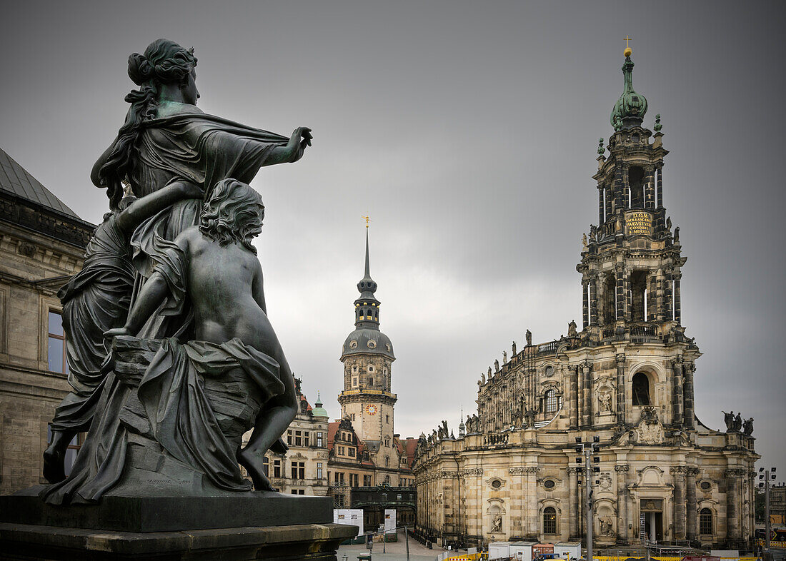 Blick über Schlossplatz zur Kathedrale Sanctissimae Trinitatis und Grüne Gewölbe, Dresden, Freistaat Sachsen, Deutschland, Europa