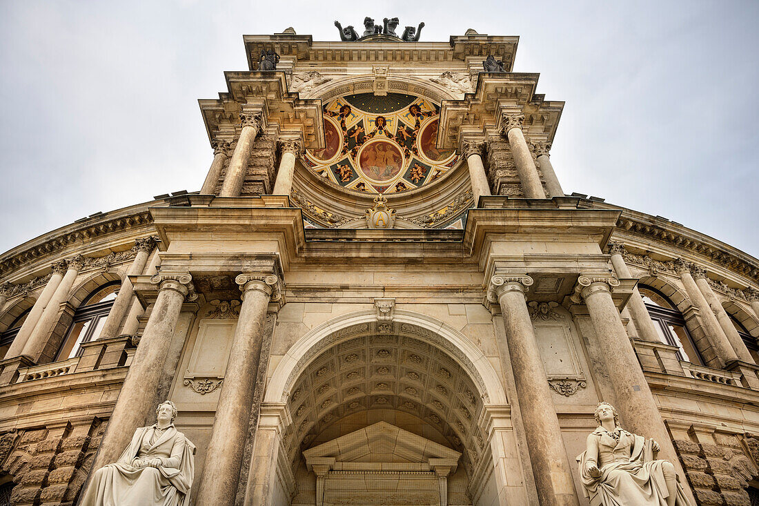 prächtiges Eingangsportal der Semperoper in Dresden, Freistaat Sachsen, Deutschland, Europa