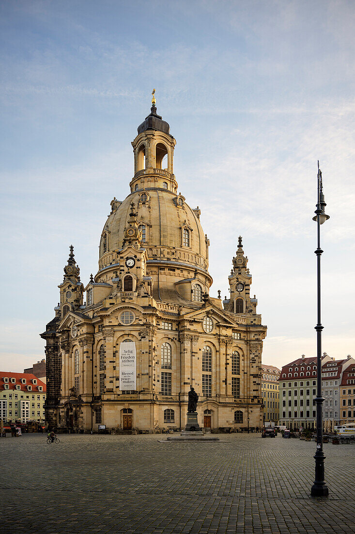 Neumarkt mit Frauenkirche und Martin Luther Statue in Dresden, Freistaat Sachsen, Deutschland, Europa