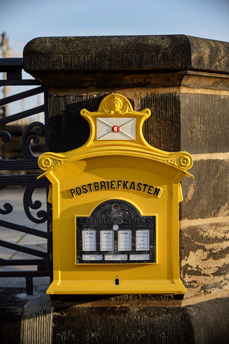 historischer Briefkasten von der Mauer des Terrassen Ufers, Dresden, Freistaat Sachsen, Deutschland, Europa
