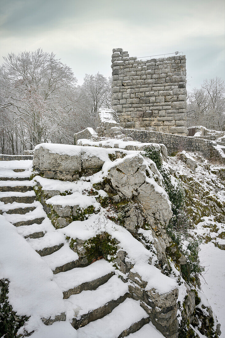 schneebedeckter Wachturm der Burg Gundelfingen, Münsingen, Schutzgebiet Großes Lautertal, Schwäbische Alb, Baden-Württemberg, Deutschland, Europa