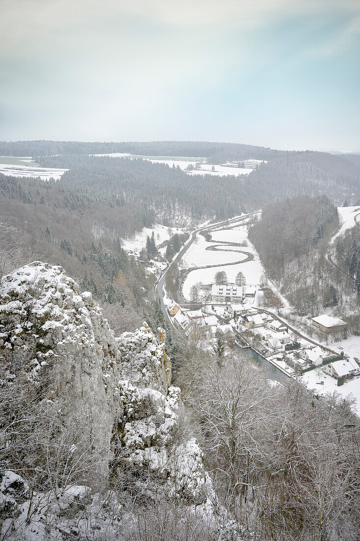 Blick von schneebedeckter Burg Gundelfingen nach Wittstaig, Münsingen, Schutzgebiet Großes Lautertal, Schwäbische Alb, Baden-Württemberg, Deutschland, Europa