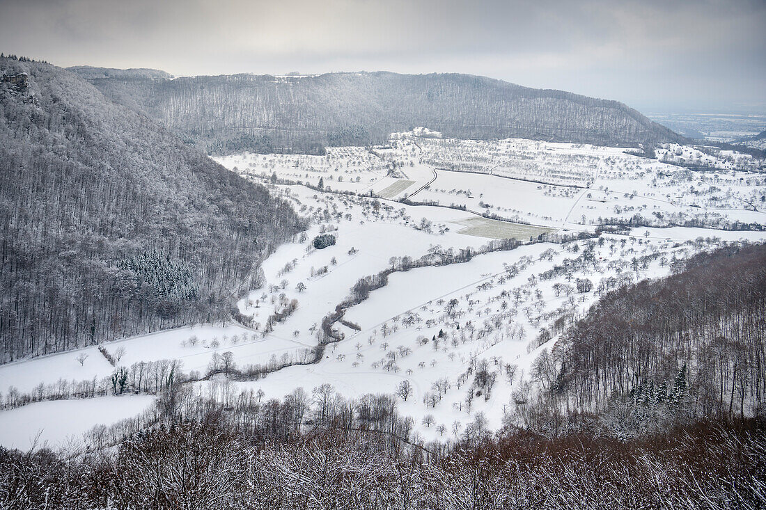 Blick von Burgruine Reußenstein auf das Lindach Tal, Neidlingen, Landkreis Esslingen und Göppingen, Schwäbische Alb, Baden-Württemberg, Deutschland, Europa