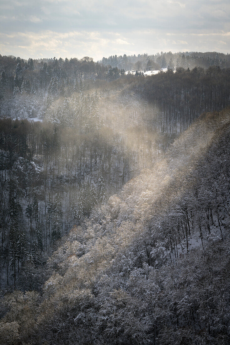 Schnee Verwehungen beim Schloss Lichtenstein (Märchenschloss Württembergs), Honau, Landkreis Reutlingen, Schwäbische Alb, Baden-Württemberg, Deutschland, Europa