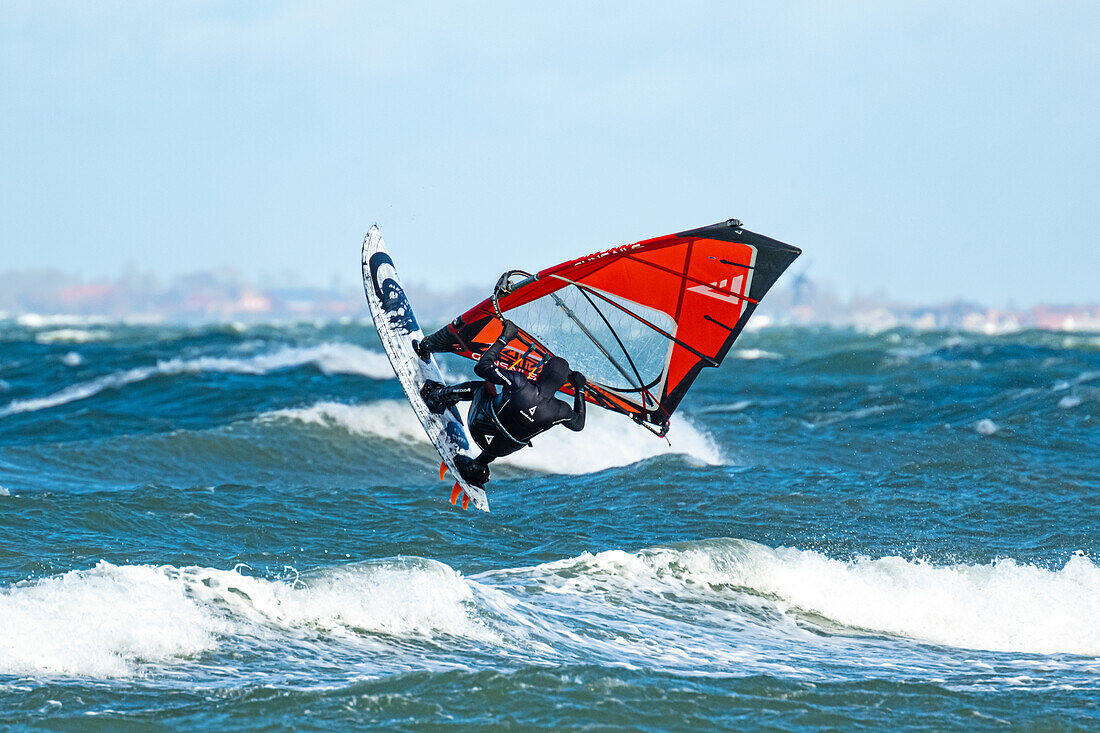 Windsurfer im Sprung in Heiligenhafen, Ostsee, Schleswig-Holstein, Deutschland