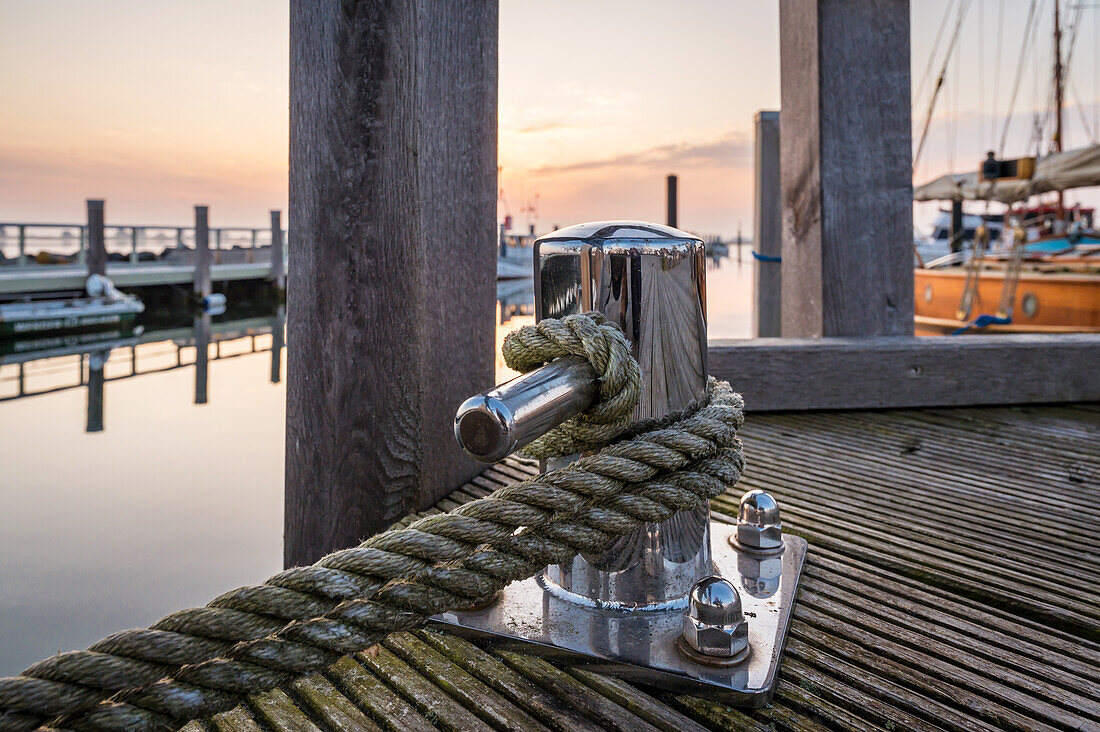 Poller im Museumshafen in Heiligenhafen im Morgenlicht,  Ostsee, Ostholstein, Schleswig-Holstein, Deutschland