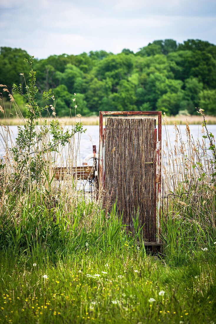 Gartentor aus Reet auf der Halbinsel in Werder an der Havel, Brandenburg, Deutschland