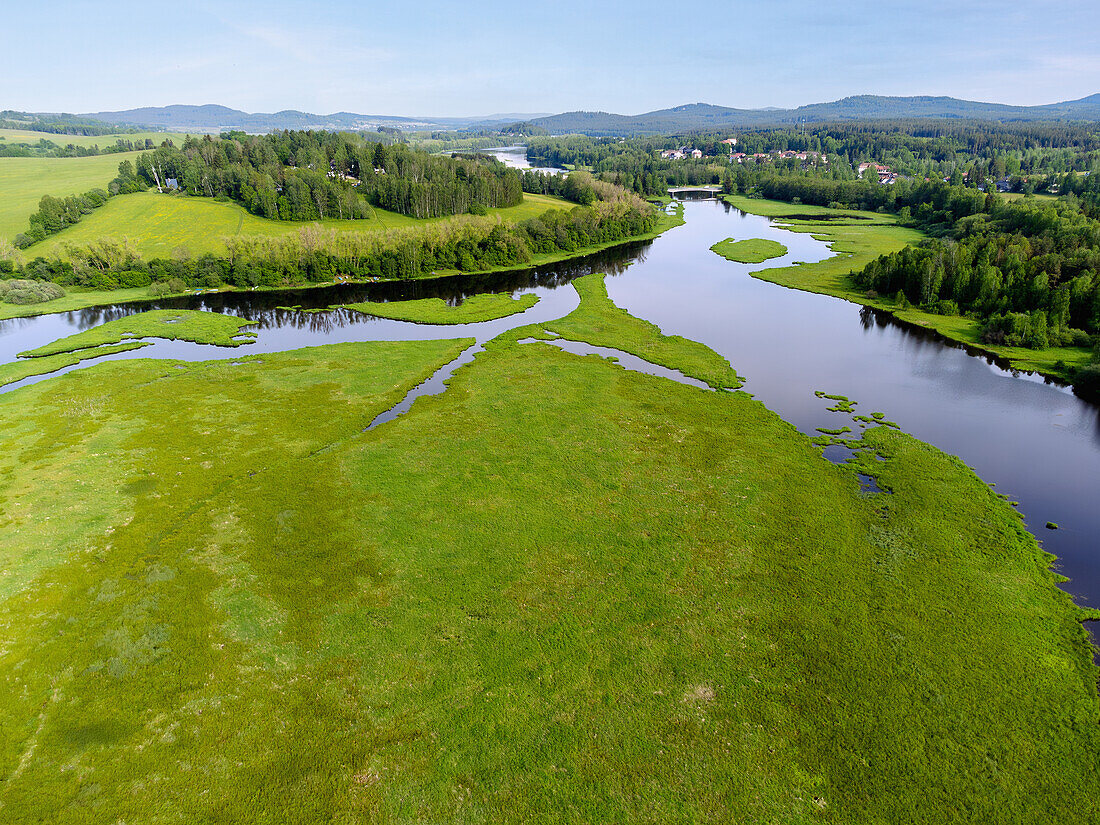 Flussmäander der Moldau im Moldautal bei Novà Pec  im Böhmerwald, Tschechien