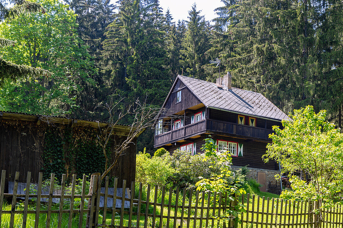 Traditionelles Holzhaus mit Garten bei Srní im Nationalpark Šumava im Böhmerwald, Tschechien