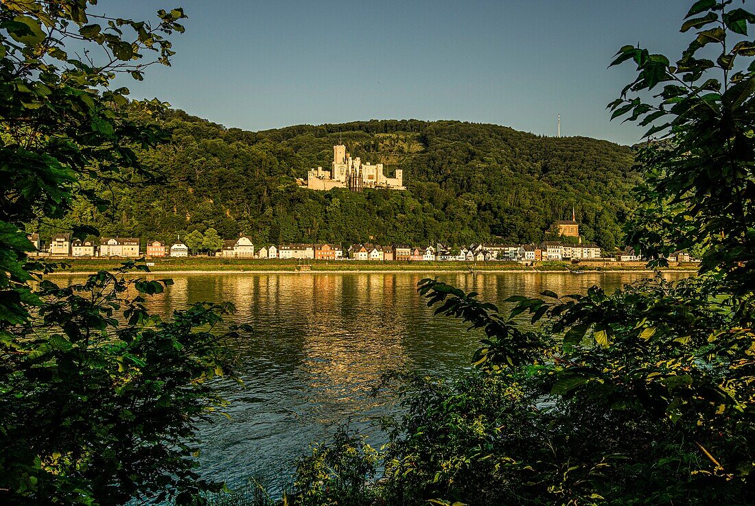 Schloss Stolzenfels und Wohnhäuser am Rheinufer, Koblenz, Oberes Mittelrheintal, Rheinland-Pfalz, Deutschland