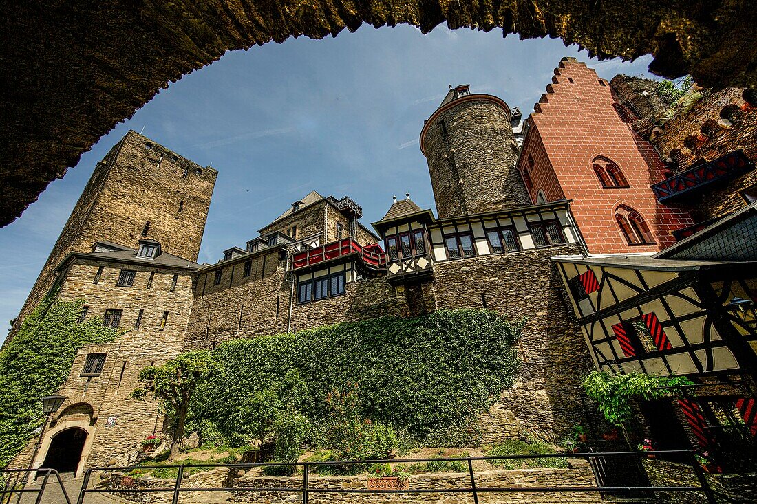 View through an arched portal to the main buildings of the Schönburg: gate tower, Barbarossa tower and hotel building, Oberwesel, Upper Middle Rhine Valley, Rhineland-Palatinate, Germany