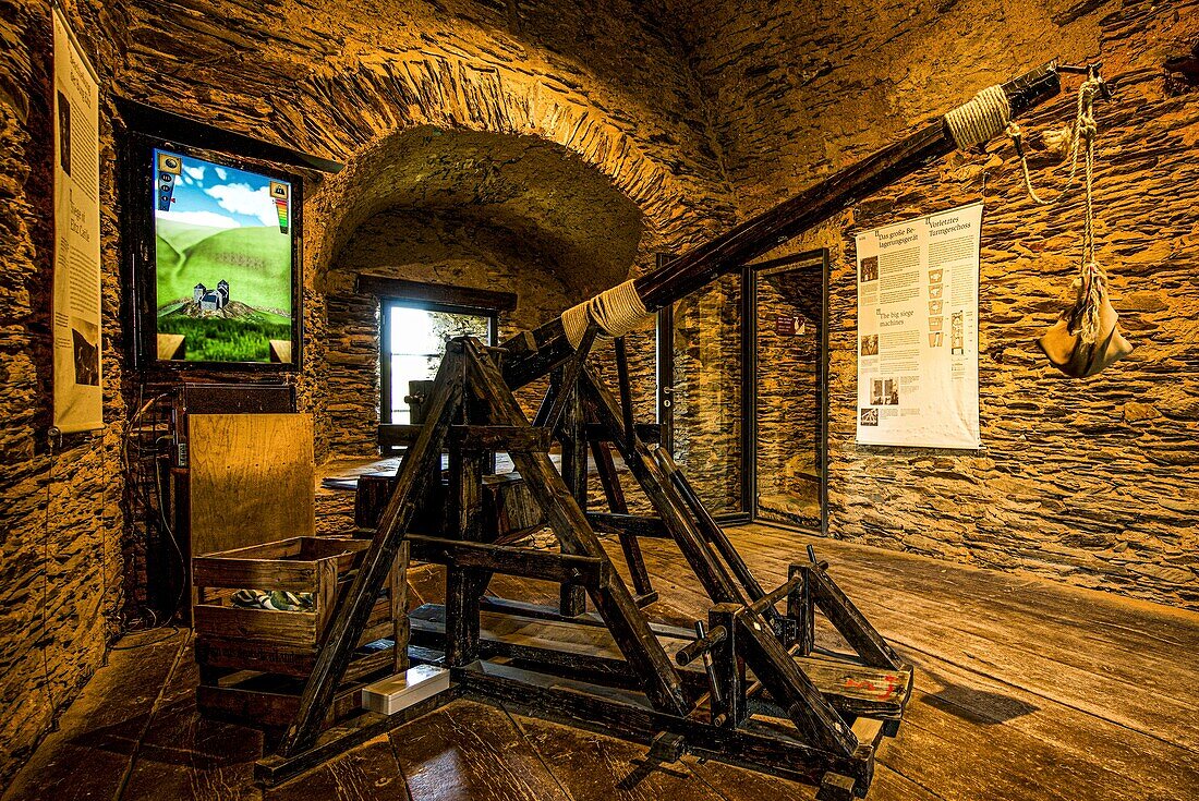 Steinschleuder, Katapult, Turmmuseum auf der Schönburg, Oberwesel, Oberes Mittelrheintal, Rheinland-Pfalz, Deutschland