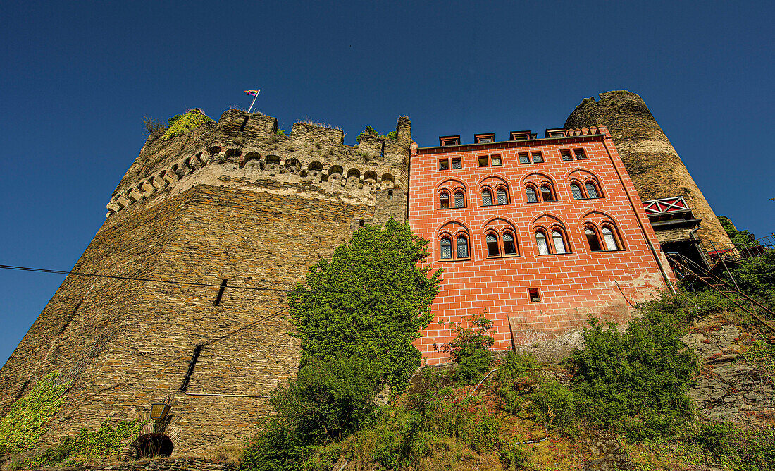 Schönburg with shield wall, hotel building and Barbarossa Tower, Oberwesel, Upper Middle Rhine Valley; Rhineland-Palatinate, Germany