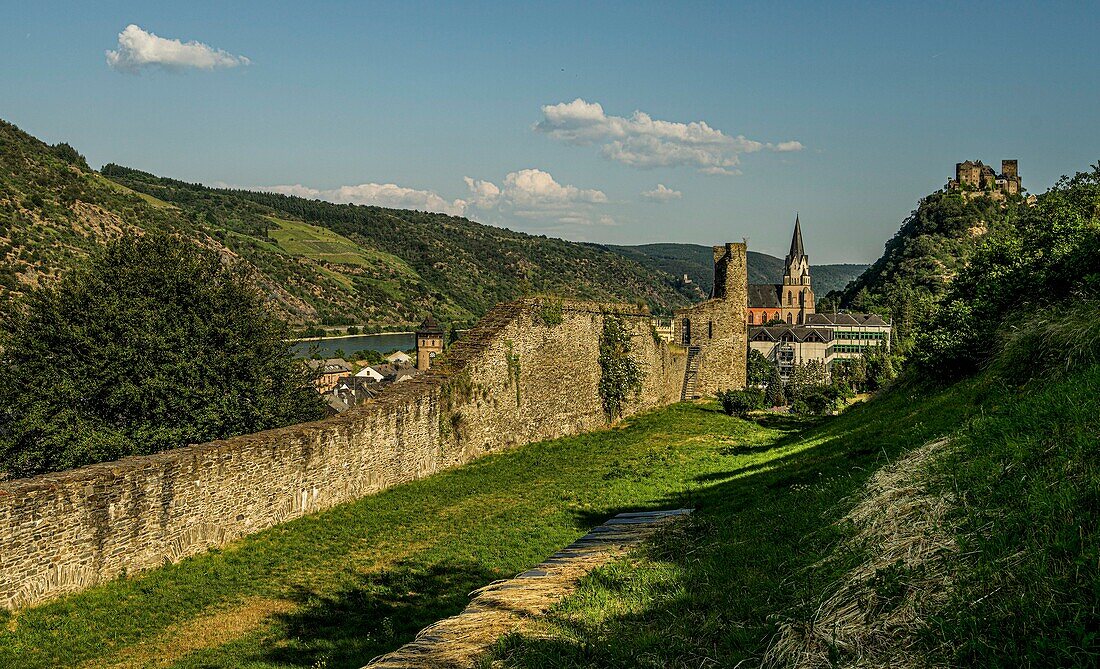 Stadtmauer und Blick auf Liebfrauenkirche und die Schönburg, Altstadt von Oberwesel, Oberes Mittelrheintal, Rheinland-Pfalz, Deutschland