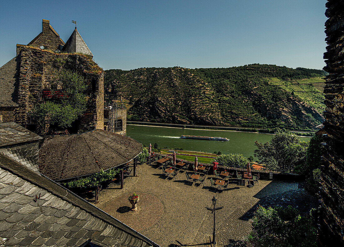 Blick vom Innenhof der Schönburg auf ein Hotelschiff auf dem Rhein, Oberwesel, Oberes Mittelrheintal, Rheinland-Pfalz, Deutschland