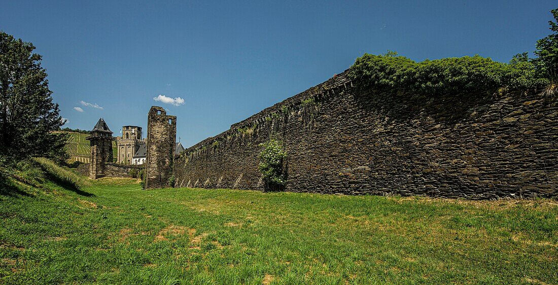 City wall and defense towers on the Michelfeld, in the background the Martinskirche, Oberwesel, Upper Middle Rhine Valley, Rhineland-Palatinate, Germany