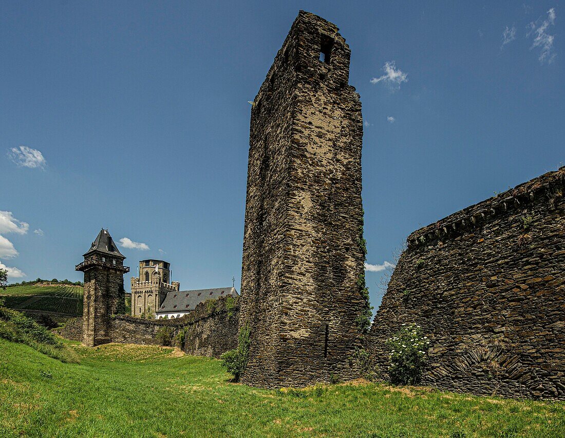 City wall and defense towers on the Michelfeld, in the background the Martinskirche, Oberwesel, Upper Middle Rhine Valley, Rhineland-Palatinate, Germany