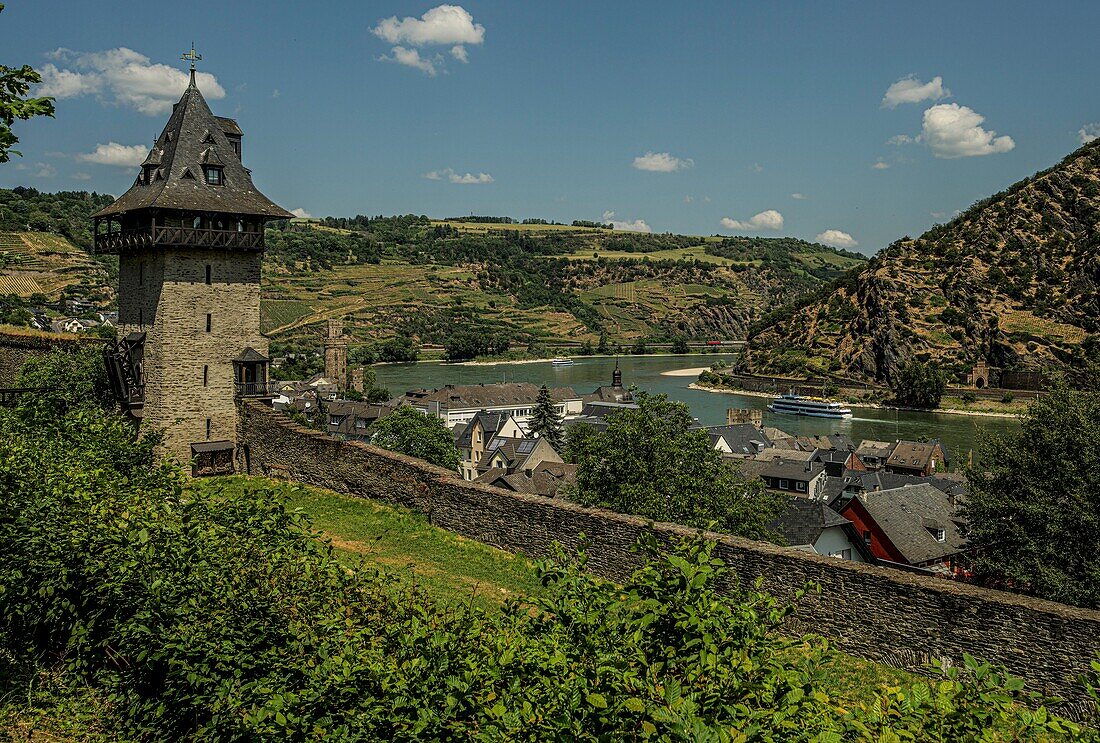 Kuhhirtenturm and city wall on the Michelfeld, view of the old town and the Rhine Valley, Oberwesel, Upper Middle Rhine Valley, Rhineland-Palatinate, Germany