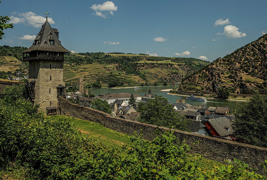 Kuhhirtenturm und Stadtmauer auf dem Michelfeld, Blick auf die Altstadt und das Rheintal, Oberwesel, Oberes Mittelrheintal, Rheinland-Pfalz, Deutschland