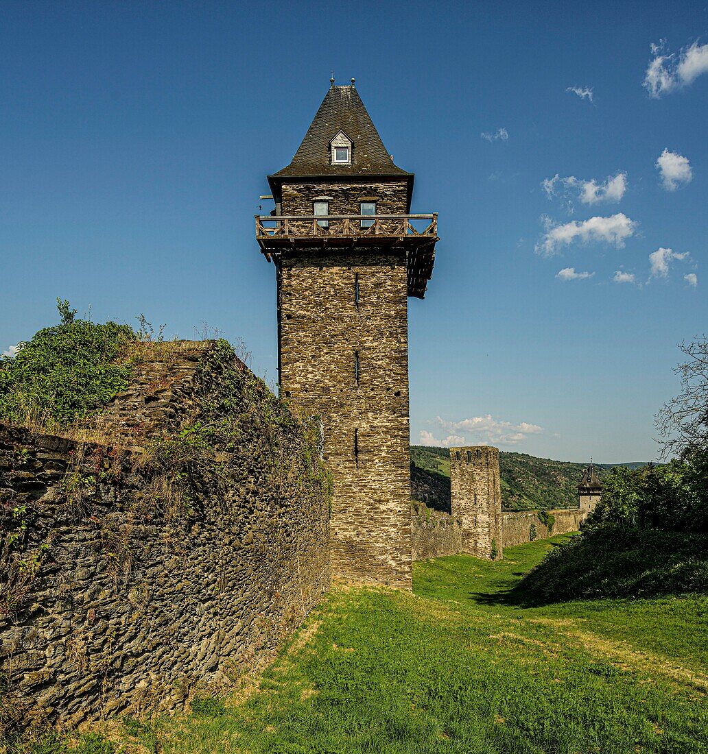 Stadtmauer und Wehrtürme auf dem Michelfeld in Oberwesel, Oberes Mittelrheintal, Rheinland-Pfalz, Deutschland