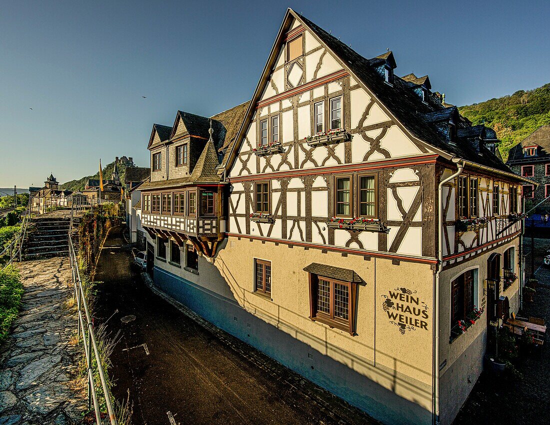 Blick von der Stadtmauer auf Gebäude der Altstadt, im Hintergrund die Schönburg, Oberwesel, Oberes Mittelrheintal, Rheinland-Pfalz, Deutschland