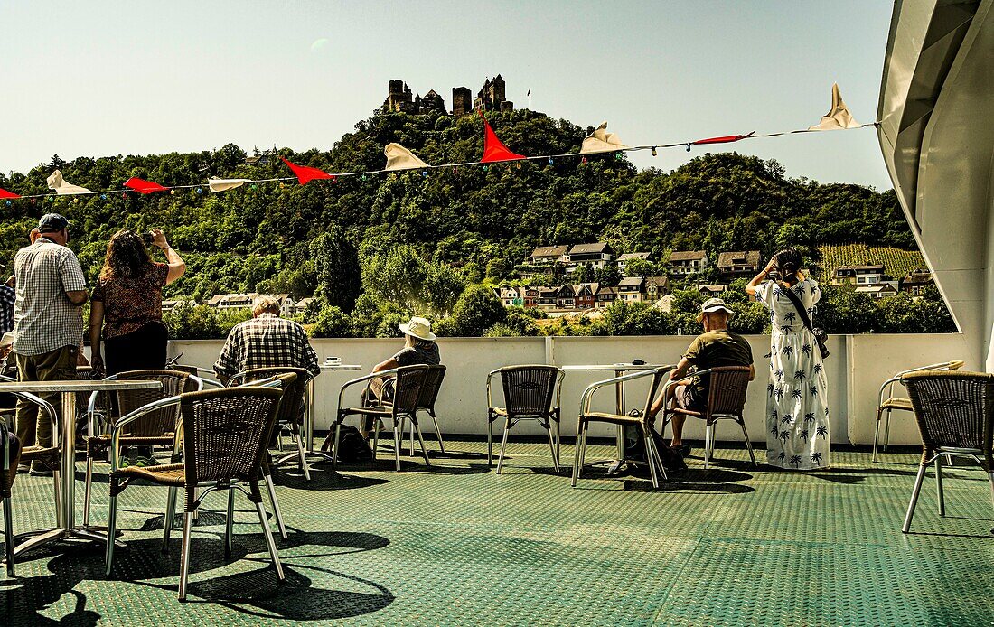 Blick vom Sonnendeck eines Ausflugsschiffs auf die Schönburg, Oberwesel, Oberes Mittelrheintal, Rheinland-Pfalz, Deutschland