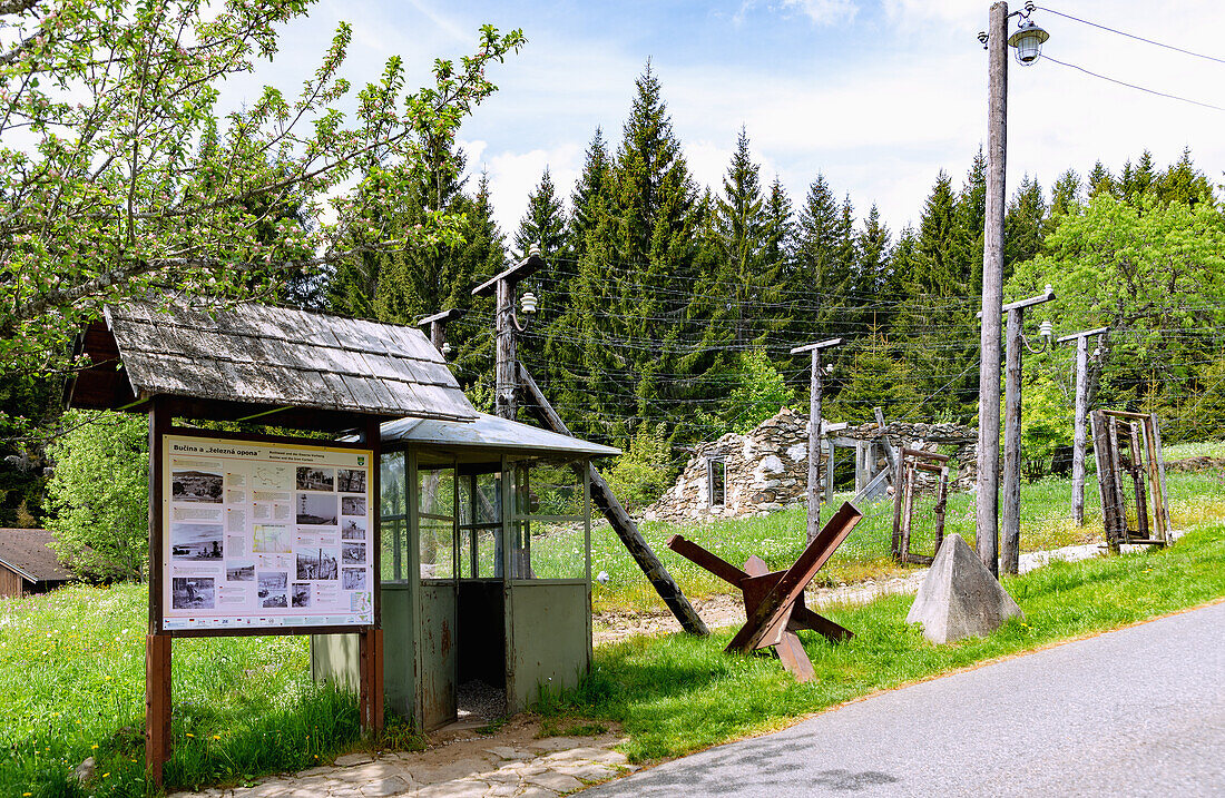 Gedenkstätte des Eisernen Vorhangs im Moldautal, bei Bučina, Böhmerwald, Tschechien