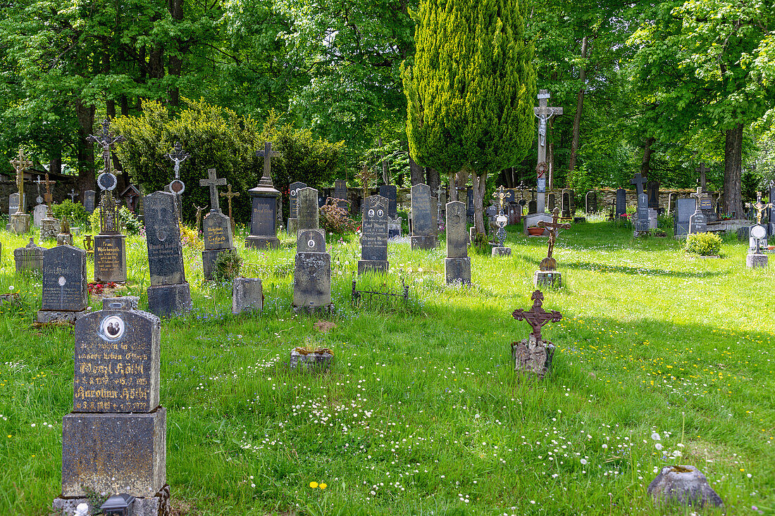 Friedhof Stožec mit alten deutschen Gräbern, České Žleby, Moldautal, Böhmerwald, Tschechien