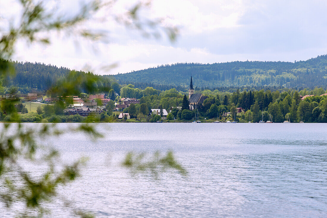 Blick auf See und Ort am Ufer, Přední Výtoň, Lipno-Stausee, Moldautal, Tschechien