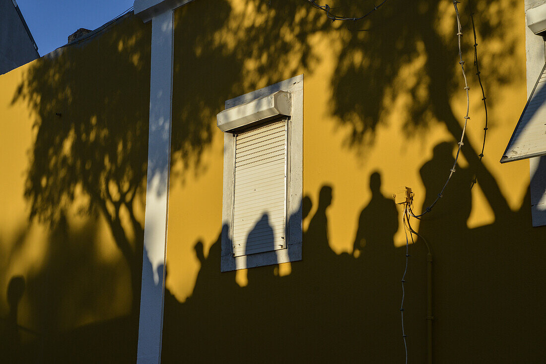 Schatten von Personen an einer Fassade, Lissabon, Portugal