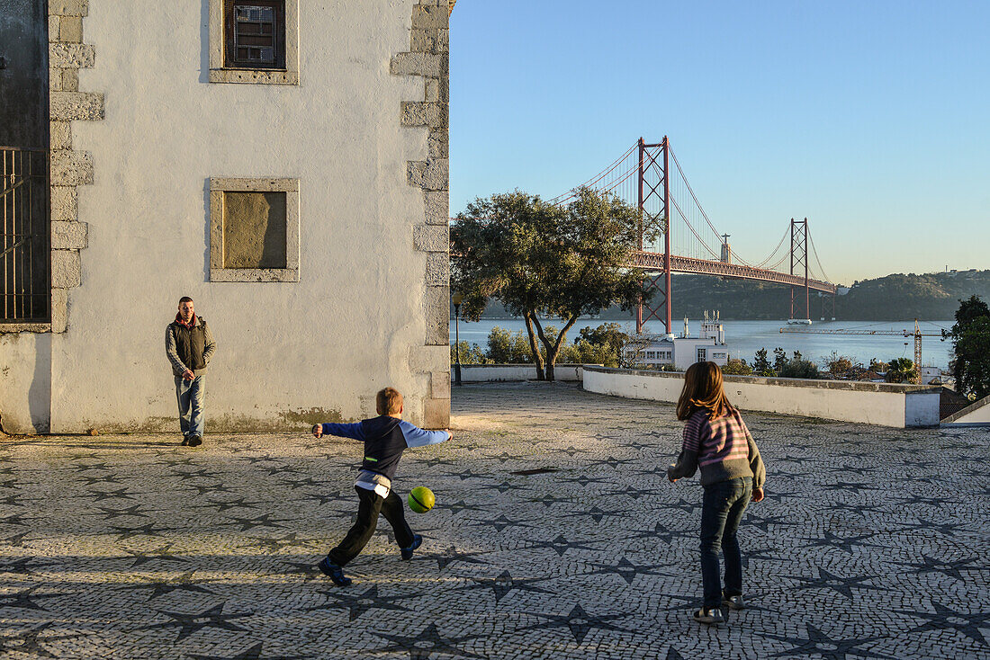 Spielende Kinder, Straßenszene in Lissabon, Portugal