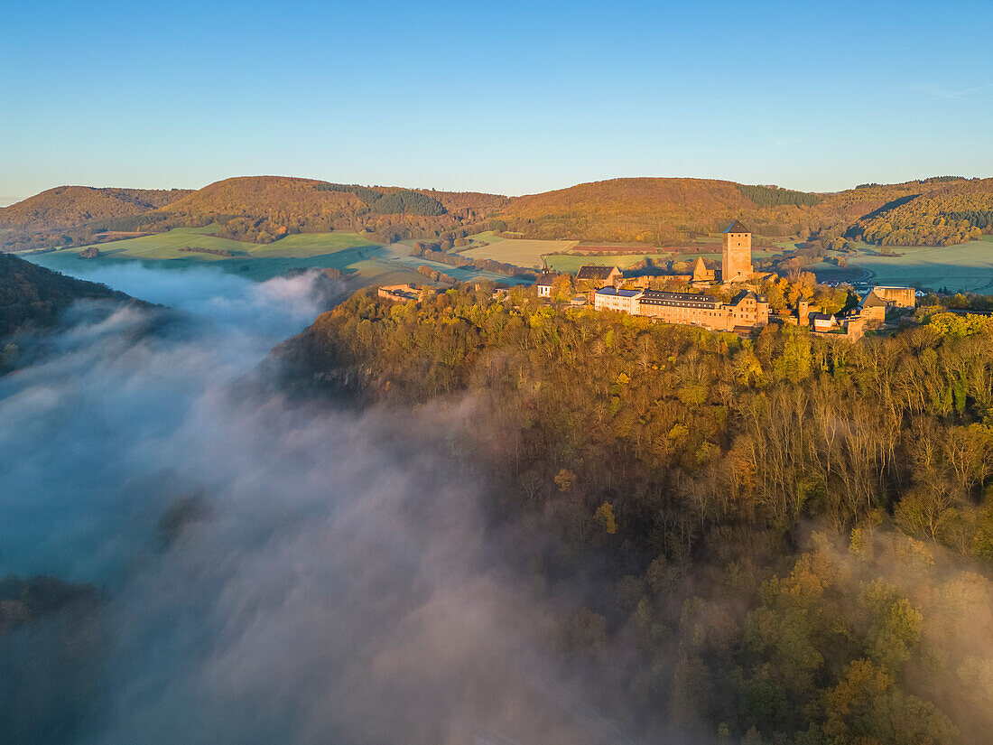 Burg Lichtenberg bei Sonnenaufgang mit Morgennebel bei Thallichtenberg, Pfälzer Bergland, Pfälzerwald, Deutschland
