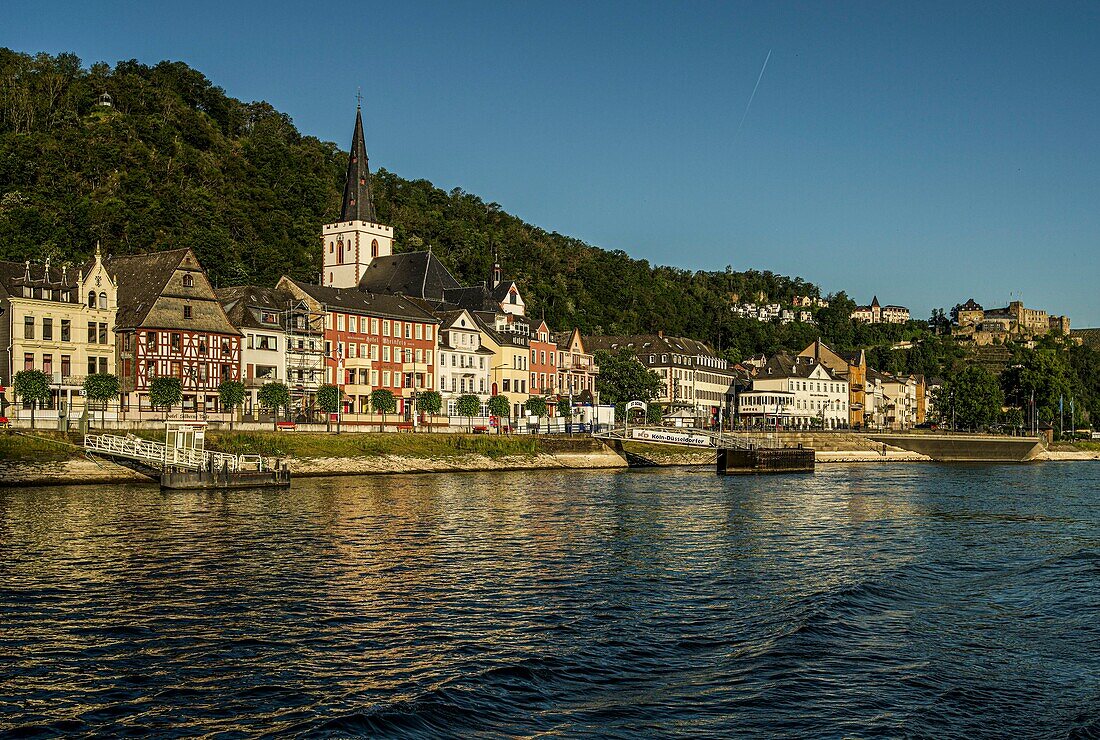 Old town of St. Goar in the morning light, Rheinfels Castle in the background, Upper Middle Rhine Valley, Rhineland-Palatinate, Germany